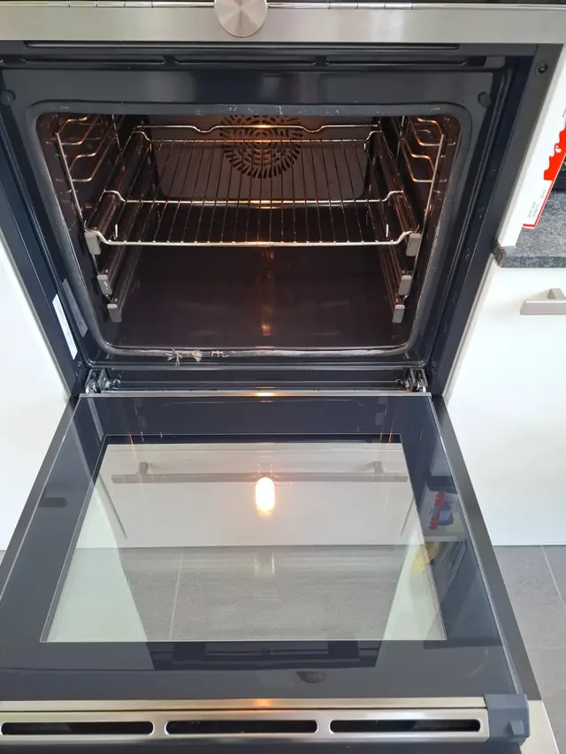 Von innen gereinigter Backofen mit klarer Glastür