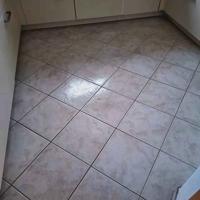 Gereinigter Fliesenboden in einem Wohnraum