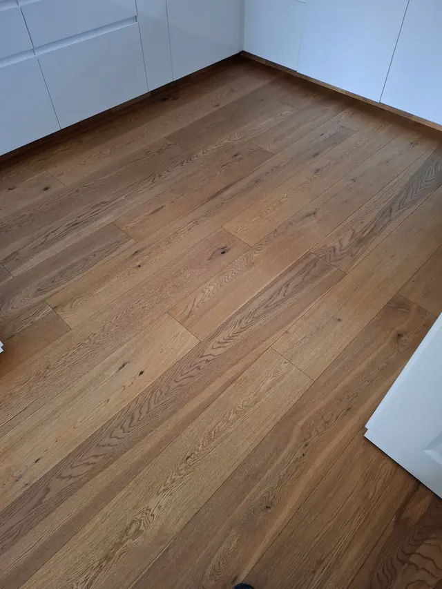 Gepflegter Holzboden mit sauberer Fußleiste