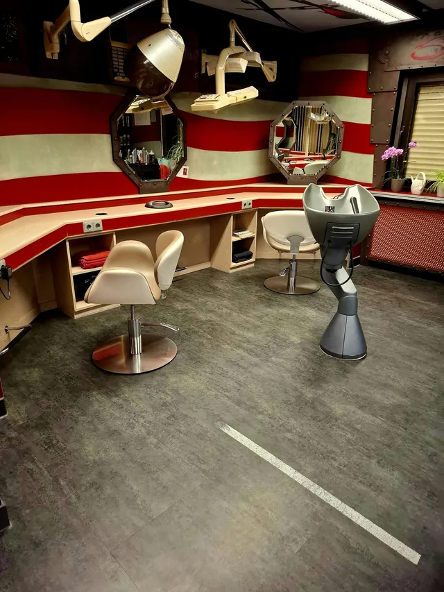 Gereinigter Friseursalon mit Stühlen, Spiegeln und frisch gewischtem Boden